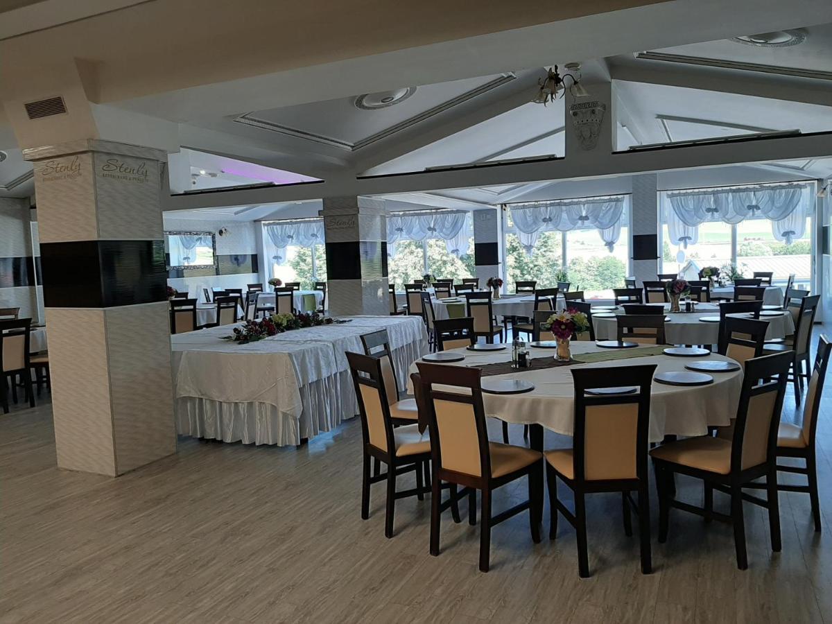 Restaurant And Pension Stenly Spissky Stvrtok Exteriör bild